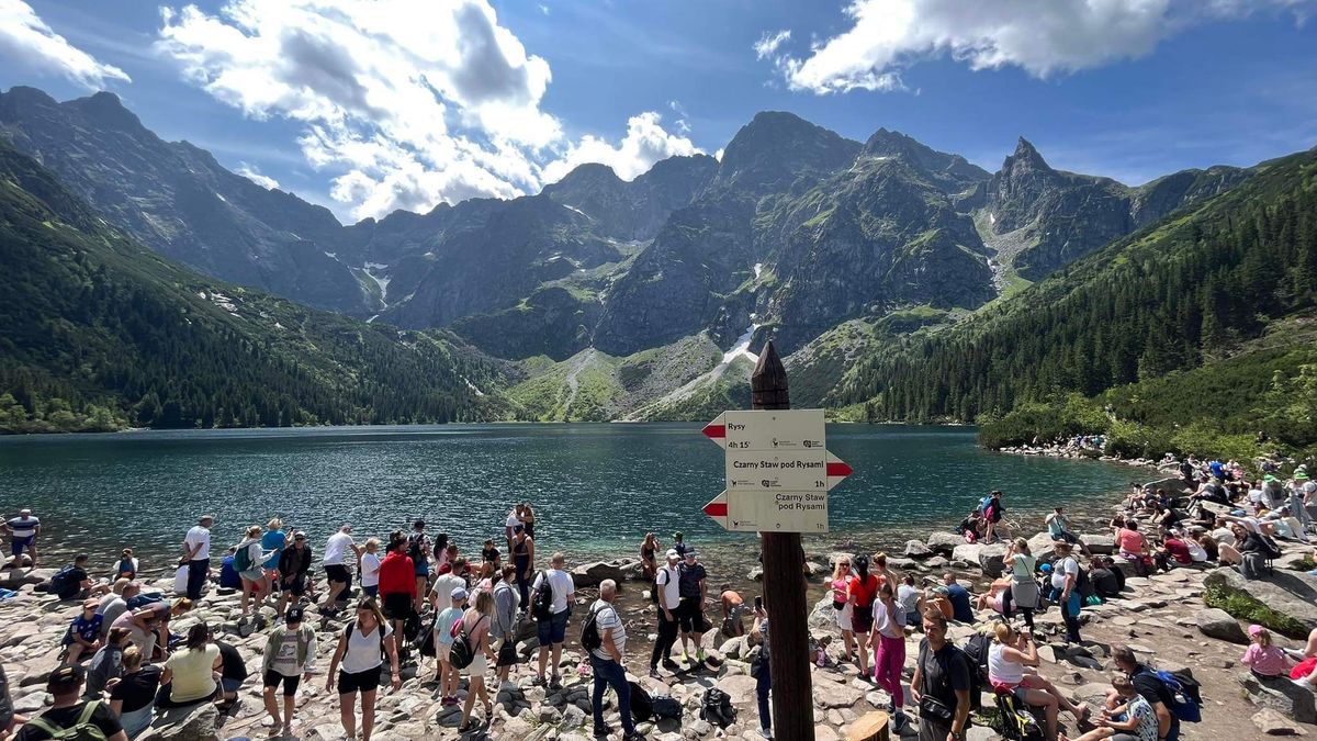 Tłumy turystów nad Morskim Okiem