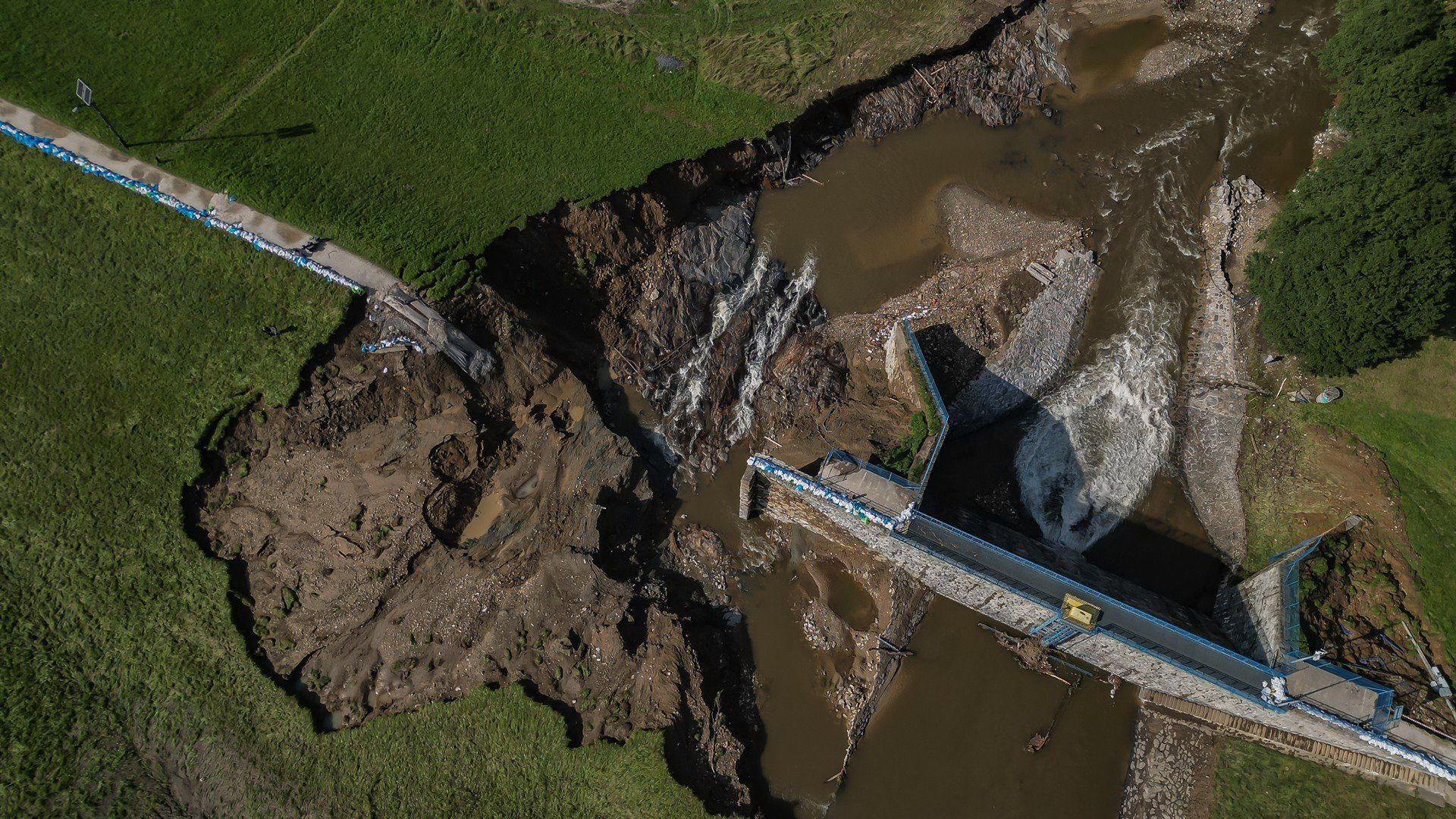 17.09.2024 WROCLAW / KLODZKO / KOTLINA KLODZKA / LADEK ZDROJ / DOLNY SLASK / STRONIE SLASKIE
 
 N/Z STRONIE SLASKIE TAMA SLUZBY POSZUKUJA ZAGINIONYCH 
 JRG POSZUKIWANIA ZAGINIENI SLUZBY STRAZ POZARNA
 MIESZKANCY SPRZATAJA PO PRZEJSCIU FALI
 WIELODNIOWE OPADY W REGIONIE DOPROWADZILY DO POWODZI W KOTLINIE KLODZKIEJ
 POWODZ OPADY NIZ GENUENISKI OPADY STRAZ POZARNA WORKI RZEKA POLICJA STAN ALARMOWY RWACE RZEKI SLUZBY
 N/Z ZALANE CENTRUM KLODZKA
 GAZETA WROCLAWSKA
 PAWEL RELIKOWSKI / POLSKA PRESS