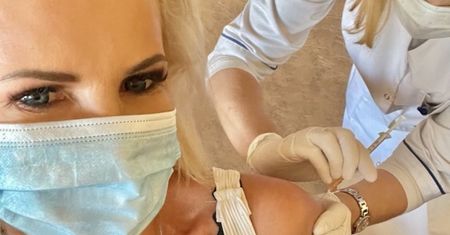 Joanna Racewicz relacjonuje wyprawę na szczepienie. "Prychnął na mnie gość bez maseczki, wymyślając mi przy okazji od głupiej p*ndy"
