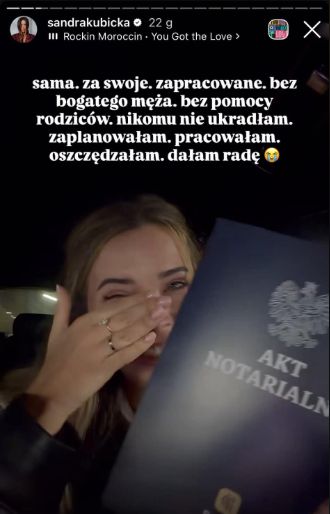 Wzruszona Sandra Kubicka z aktem notarialnym