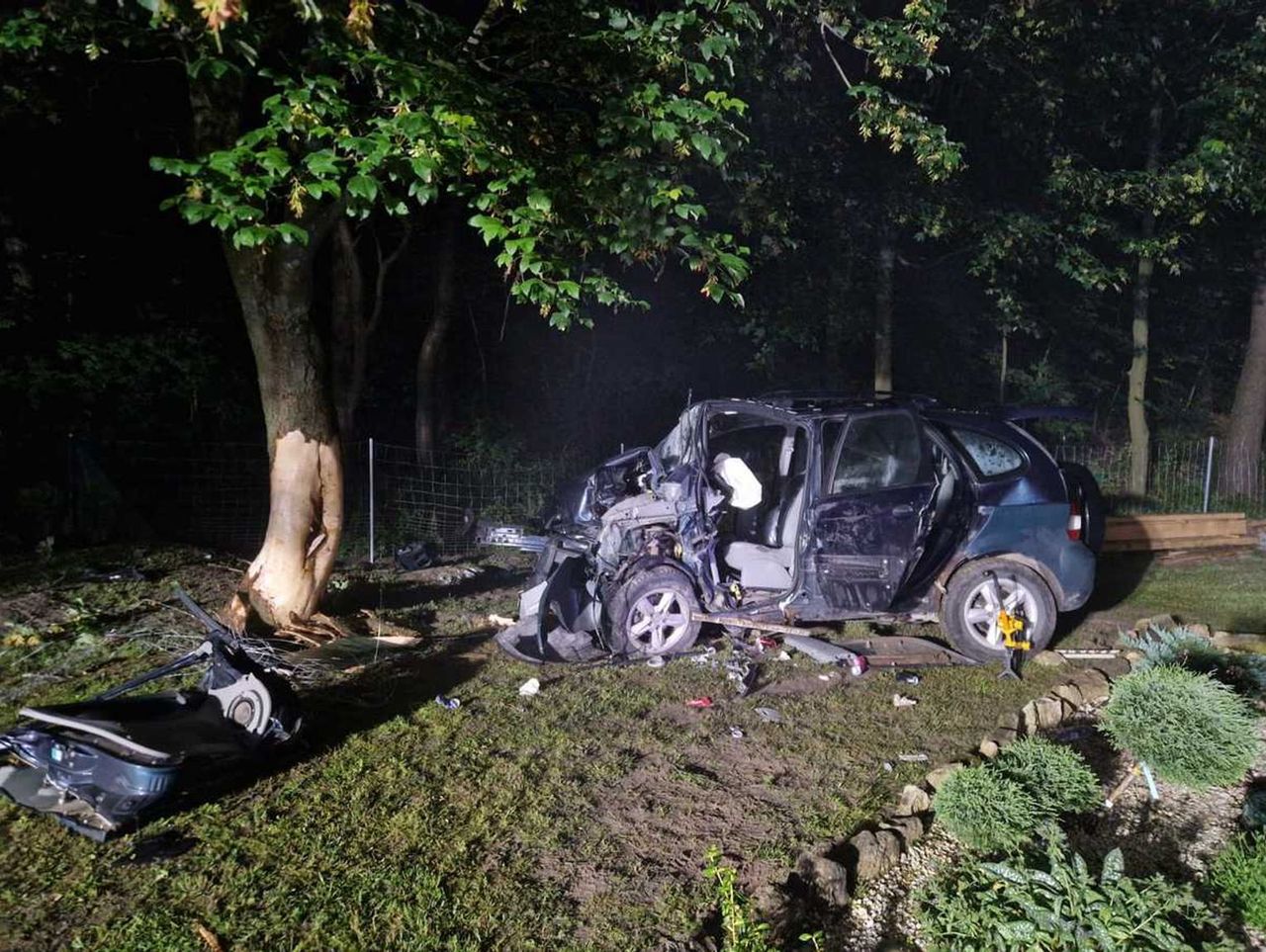Pijana 22-latka bez prawka wjechała autem w drzewo. Trzy osoby trafiły do szpitala