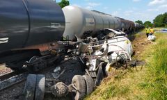 Groźna kraksa. Pociąg zderzył się z betoniarką