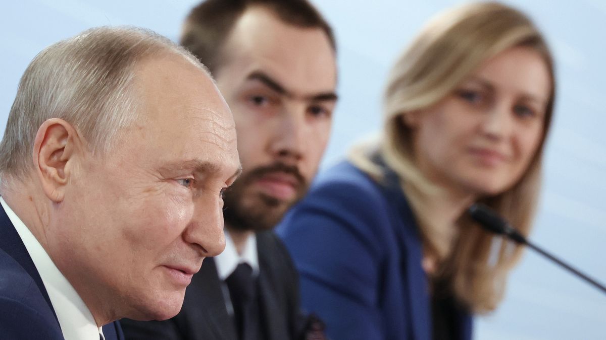 Russian President Vladimir Putin attends a meeting with participants of the 3rd Young Scientists Congress at the Sirius Park of Science and Art in Krasnodar region, Russia, 29 November 2023. EPA/MIKHAEL KLIMENTYEV / SPUTNIK / KREMLIN POOL MANDATORY CREDIT Dostawca: PAP/EPA.