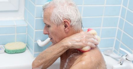 Wczesny objaw alzheimera. Zwróć uwagę podczas kąpieli