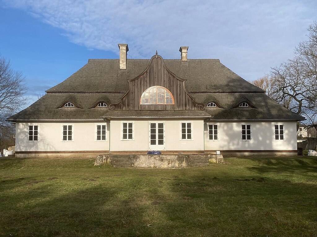 Dwór w Wodzieradach to ozdoba ziemi łódzkiej. Wystąpił w znanych filmach, a wcześniej dał schronienie powstańcom styczniowym