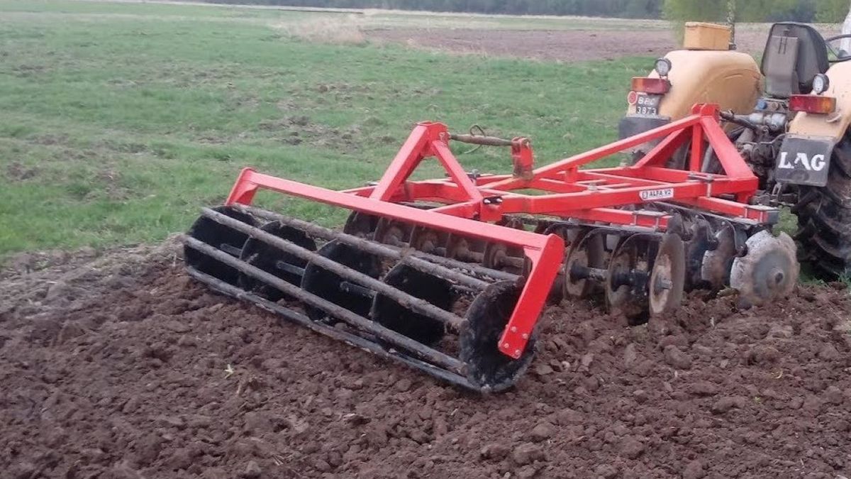 Chłopiec wpadł pod wał rolniczy. Zdj. ilustracyjne 