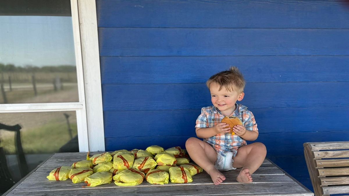 Nie mogła uwierzyć, gdy przyszedł kurier. 2-latek zamówił 31 cheeseburgerów!