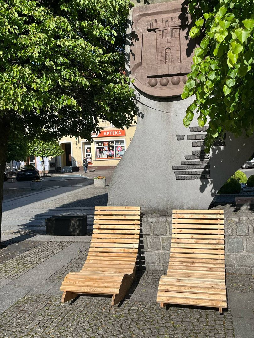 Zbliża się lato, a wraz z nią powstaje znana z ubiegłych lat strefa chilloutu. Miejsce, które pokochali młodsi i starsi mieszkańcy miasta. Na pufach i drewnianych leżakach mogą odpocząć w cieniu drzew i w sąsiedztwie fontanny