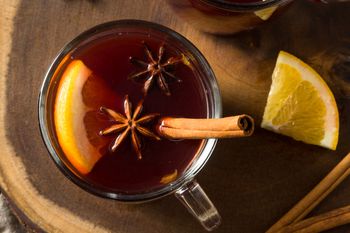 Nie dodawaj tej przyprawy w proszku. Wiele osób popełnia błąd i potem grzaniec robi się mętny