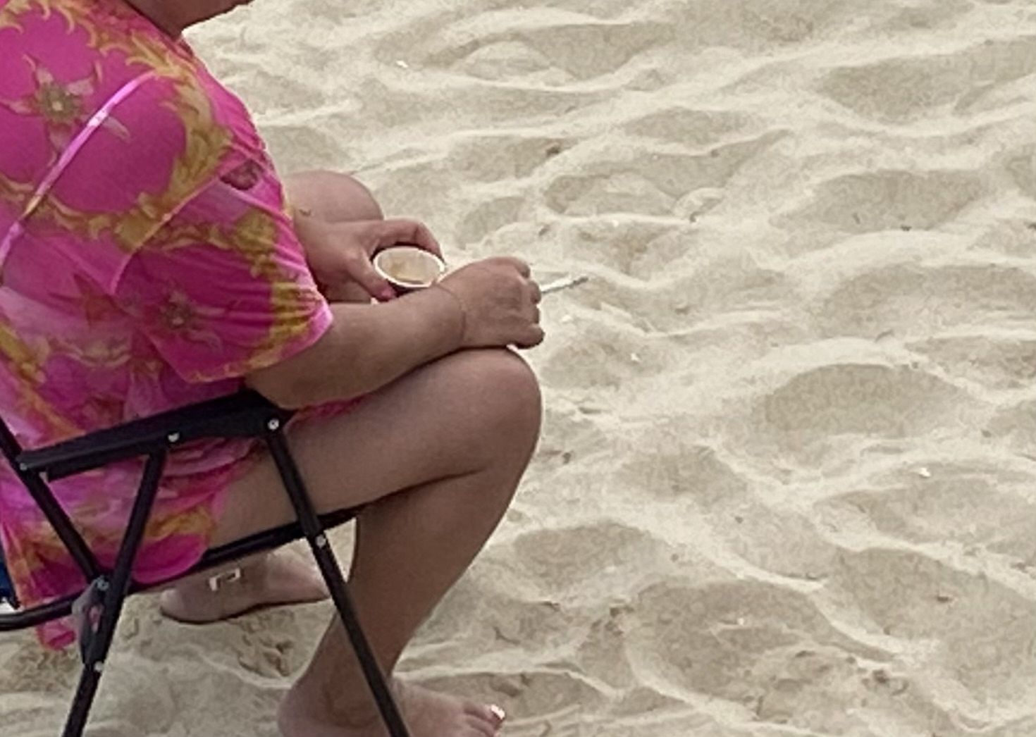 Turyści nagminnie palą papierosy na plażach w Nesebyrze