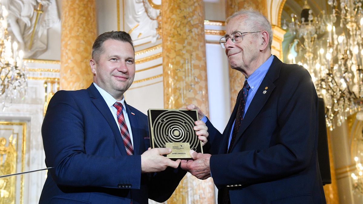 Kanadyjski astronom James Peebles, leureat Nobla, odbiera Nagrodę Kopernikańską z rąk Przemysława Czarnka
