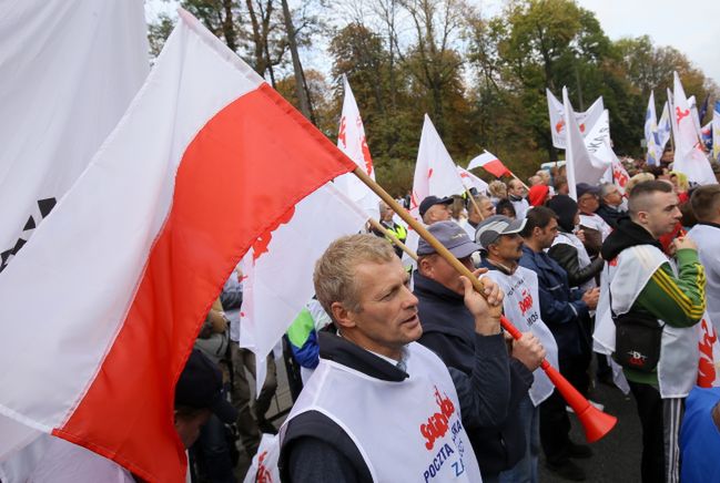 Protest pracowników Poczty Polskiej. Około 1,5 tysiąca ludzi przed MAC