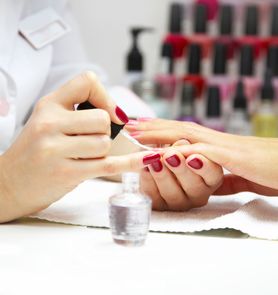 6 przerażających oznak, że jesteś w złym salonie manicure