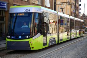 Zziębnięte dziecko jeździło tramwajem w Katowicach. Pomogli mu strażnicy miejscy