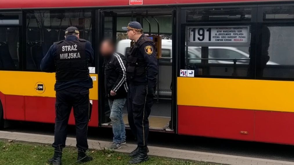 Kierowca wyrzucił pasażerów z autobusu... przez bezdomnego