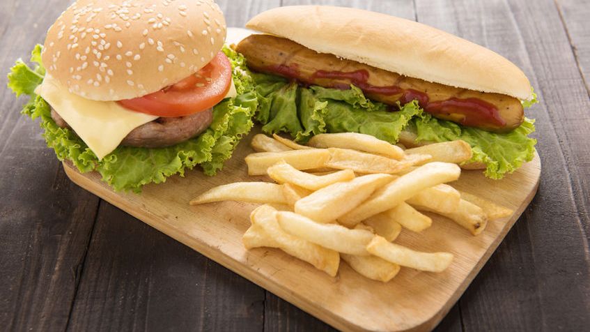 Mięso w hot-dogach i hamburgerach może być szczególnie niebezpieczne dla zdrowia