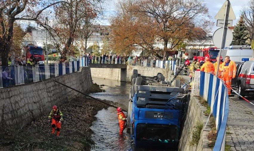 Wypadek w Strzegomiu. TIR z burakami wpadł do rzeki. Doszło do wycieku