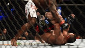 "Czarna Bestia" demoluje kolejnych rywali w UFC. Oto nowa gwiazda wagi ciężkiej
