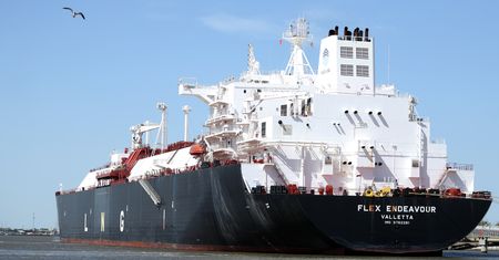 Tankowce LNG z USA zmieniają kurs. Europejskie zapasy się kurczą