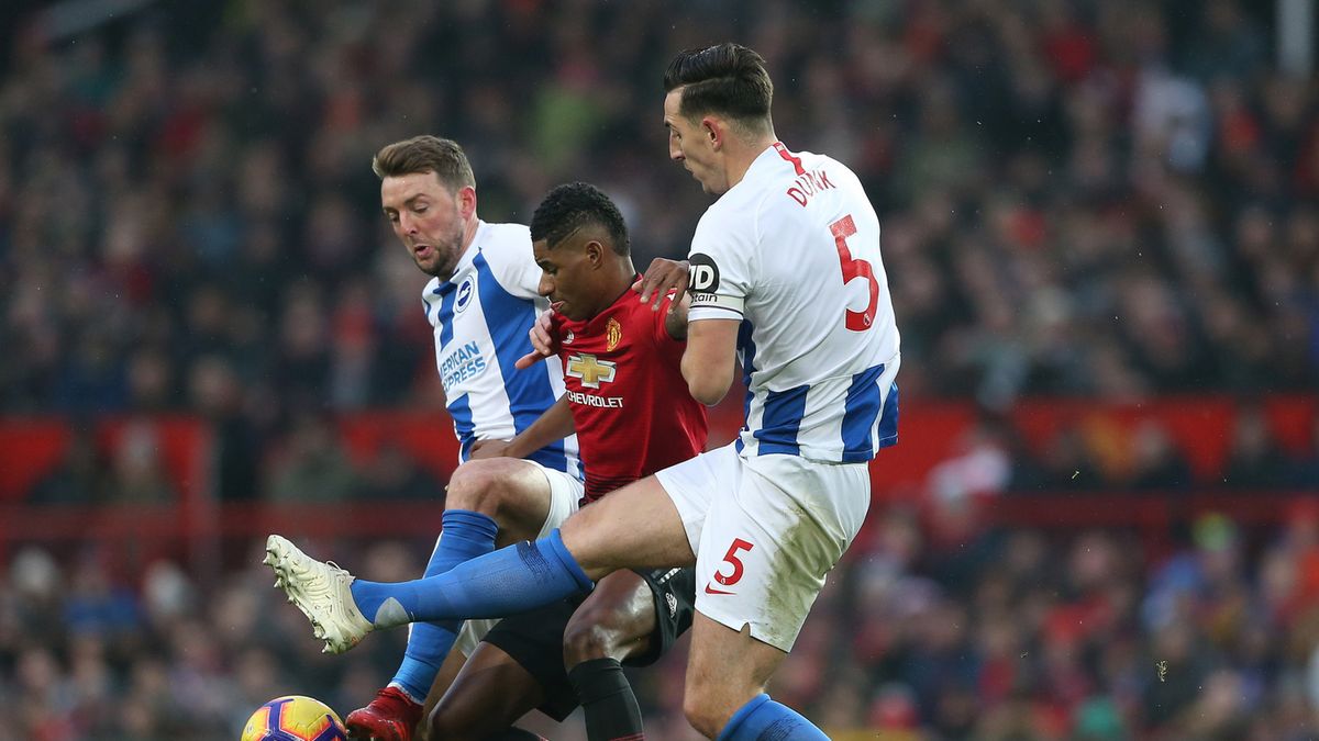 PAP/EPA / NIGEL RODDIS / Na zdjęciu: Marcus Rashford (w środku) oraz Dale Stephens (z lewej) i Lewis Dunk (z prawej)