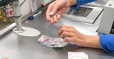 Koronawirus. Zmarła sprzedawczyni osiedlowego sklepu. Burza o klientów bez maseczek