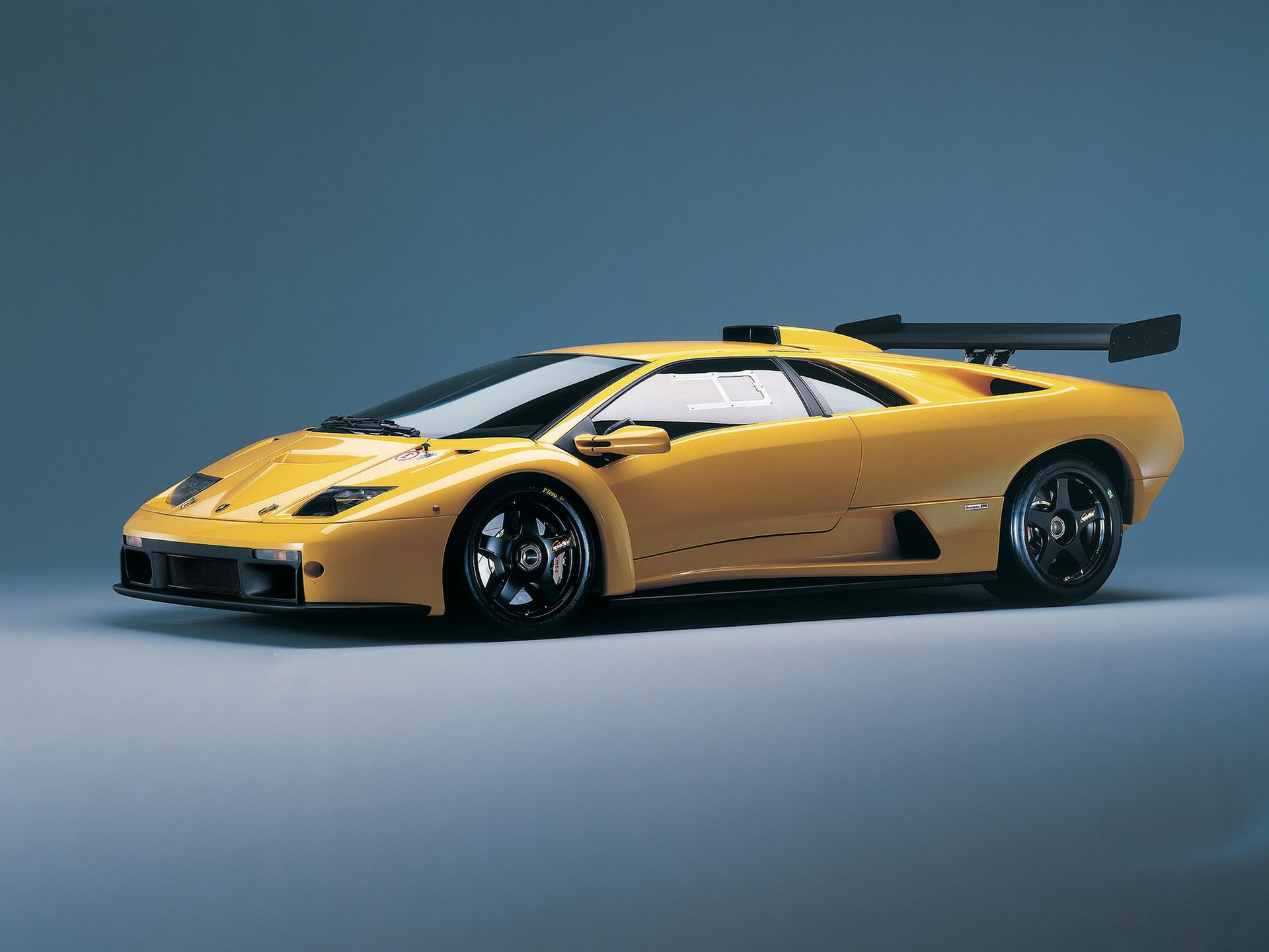 Od dekad z V12: ewolucja hipersamochodów Lamborghini 68