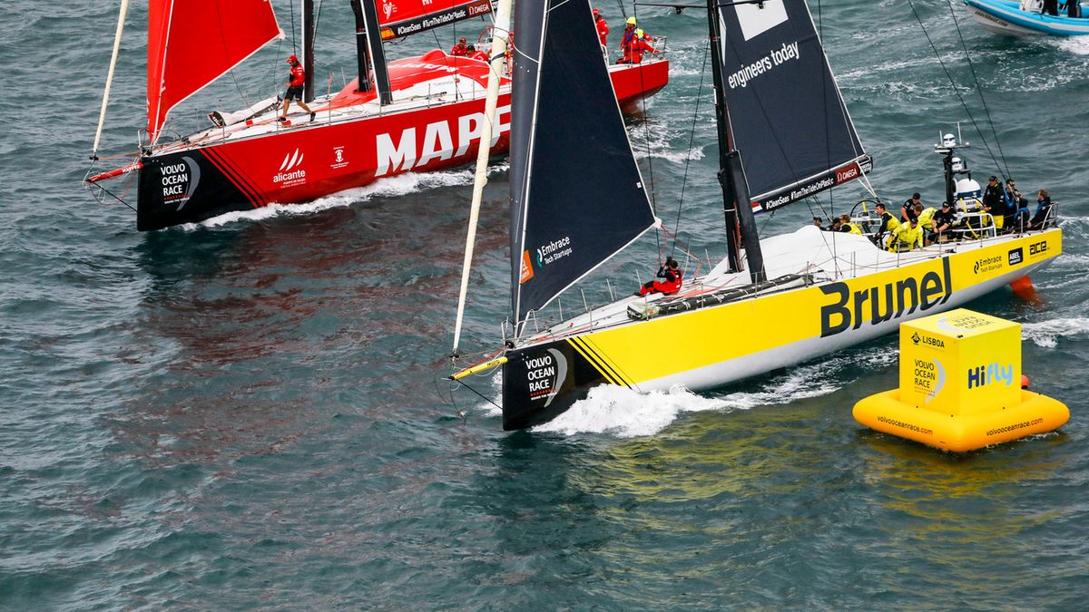 Materiały prasowe / Ainhoa Sanchez / Volvo Ocean Race / Na zdjęciu: Załogi Team Brunel oraz MAPFRE podczas Volvo Ocean Race