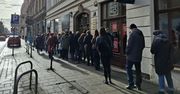 Kraków: Mieszkańcy od samego rana polują na pączki. Wielkie kolejki