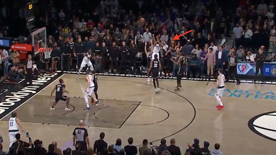 YouTube / Oficjalny kanał NBA na YouTube / Spektakularny rzut Spencera Dinwiddie'a