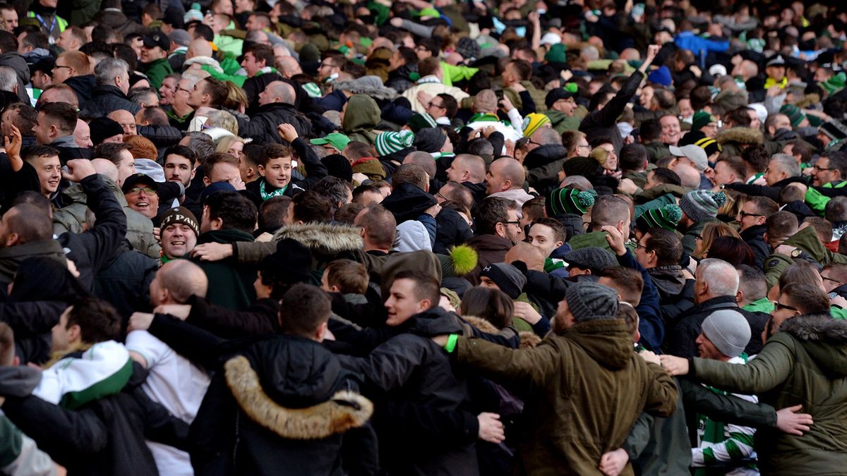 Zdjęcie okładkowe artykułu: Getty Images / Mark Runnacles / Na zdjęciu: kibice Celticu Glasgow podczas meczu z Heart of Midlothian