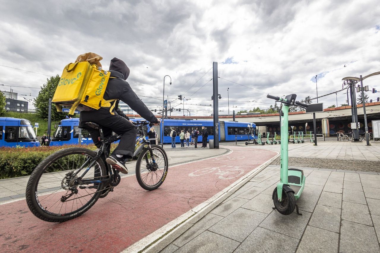 Kraków: Brawura na elektrycznych rowerach i hulajnogach. Planują pomiar prędkości