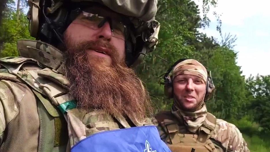 Aleksiej Ljowkin wokalista zespołu metalowego (po lewej ) oraz Cyryl Kanachin, były aktor, pochodzi z Sankt Petersburga. Oni wzięli udział w ataku na Rosję. 