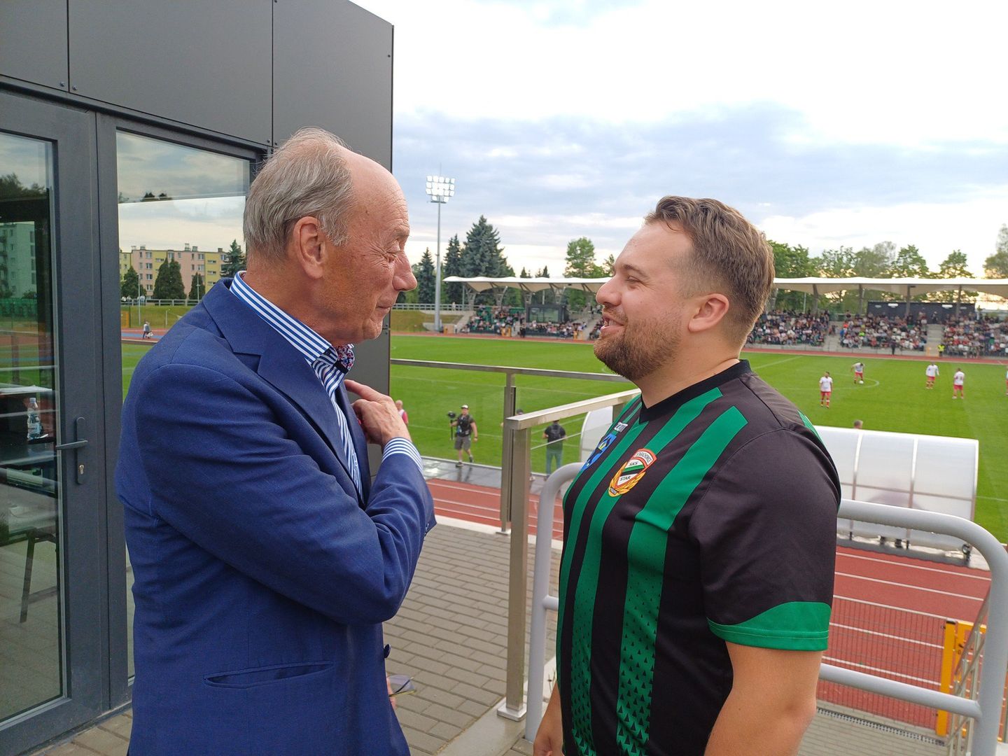 Legendarny komentator piłki nożnej Dariusz Szpakowski i prezydent Starachowic, Marek Materek.