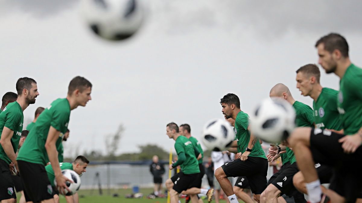 Materiały prasowe / Mateusz Kostrzewa/Legia.com / Na zdjęciu: piłkarze Legii Warszawa podczas treningu