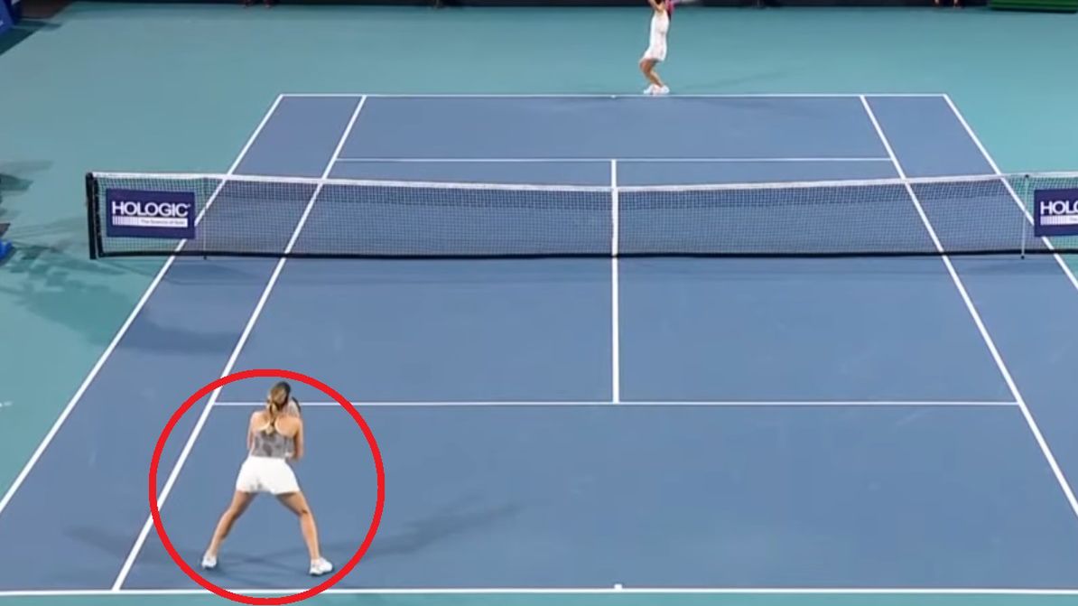 YouTube / WTA / Na zdjęciu: zaskakujące ustawienie Jekateriny Aleksandrowej