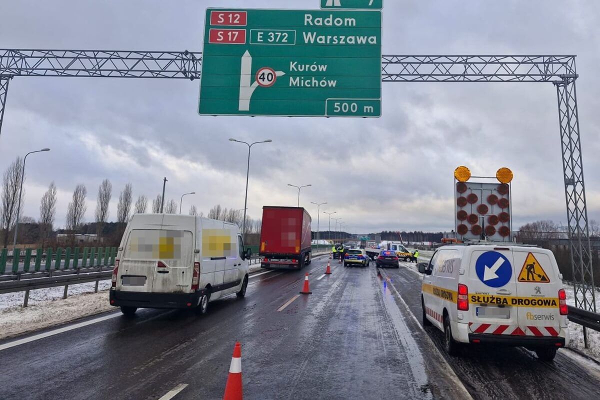 Kierowca BMW uderzył w auto służby drogowej na S17