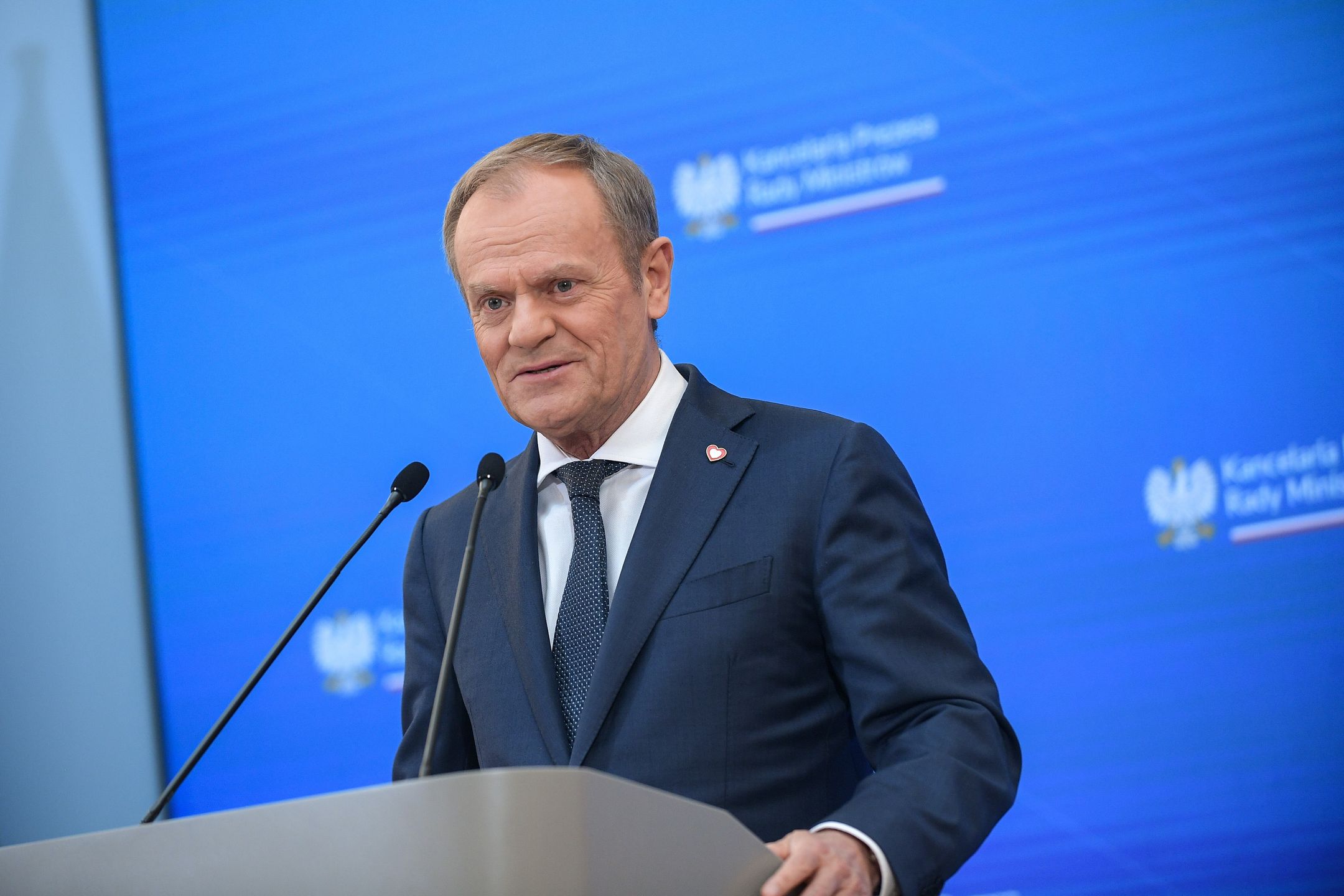 Warszawa, 16.04.2024. Premier Donald Tusk podczas konferencji prasowej po posiedzeniu rządu w siedzibie KPRM w Warszawie, 16 bm. (amb) PAP/Marcin Obara