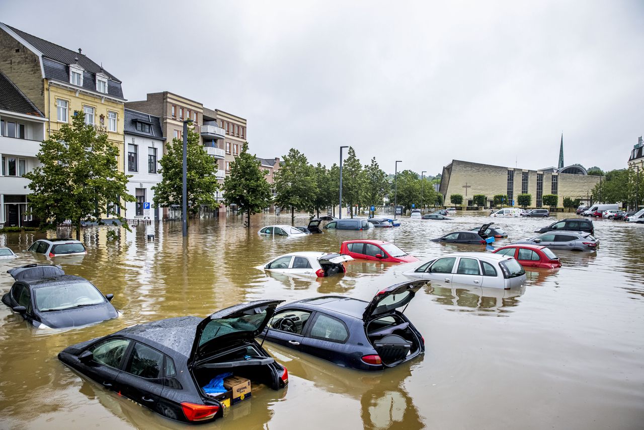 Powódź w Holandii. Mieszkańcy walczą z szabrownikami