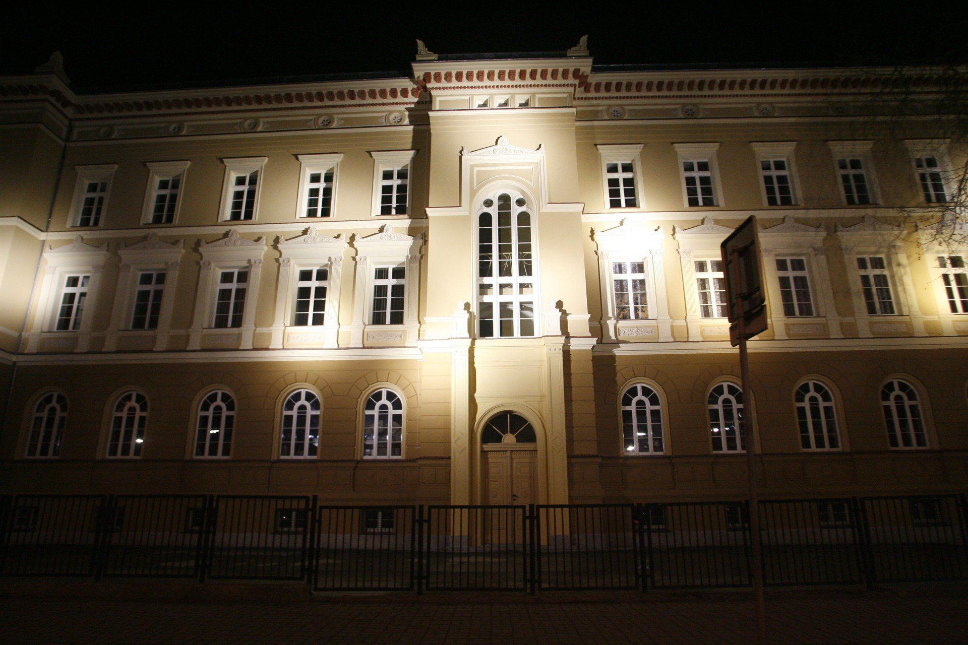 Kiedyś było tu gimnazjum ewangelickie. Okazały gmach w centrum Legnicy ma już 158 lat