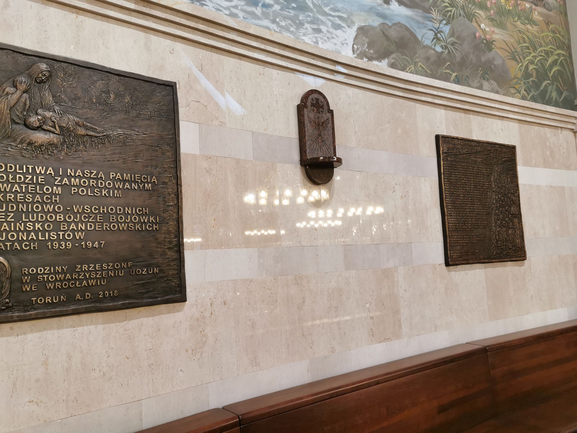 W kościele znajduje się wiele pamiątkowych tablic historycznych