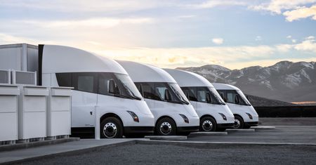 Tesla Semi w końcu gotowa. Ciężarówki trafiły do pierwszego klienta