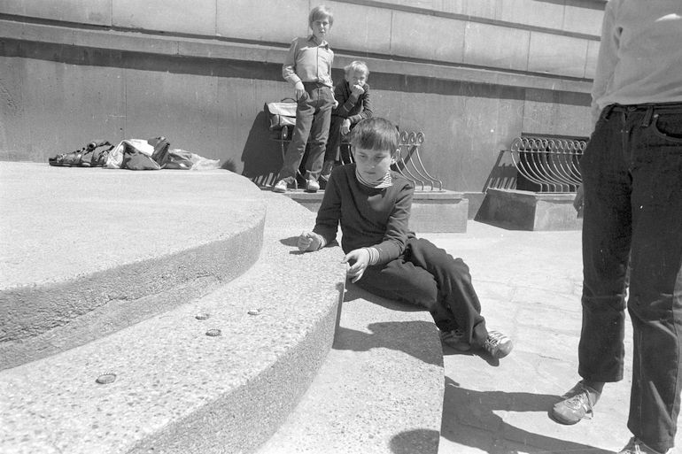 Warszawa 06.1973. Gra w kapsle. Chłopcy bawią się wykorzystując kapsle od butelek.