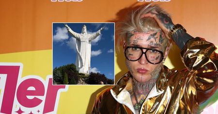 Stifler padł na kolana przed pomnikiem w Świebodzinie. "Dziękuję Ci Boże"