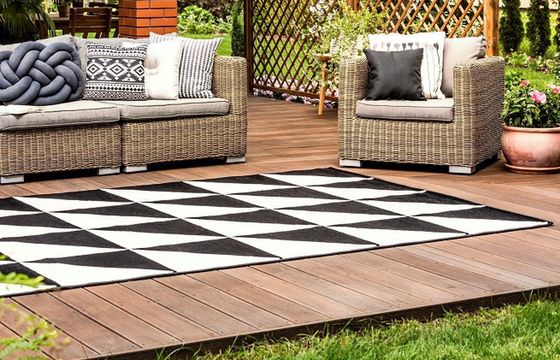 Dywan na taras, balkon czy do altany – jak dopasować model do przestrzeni?