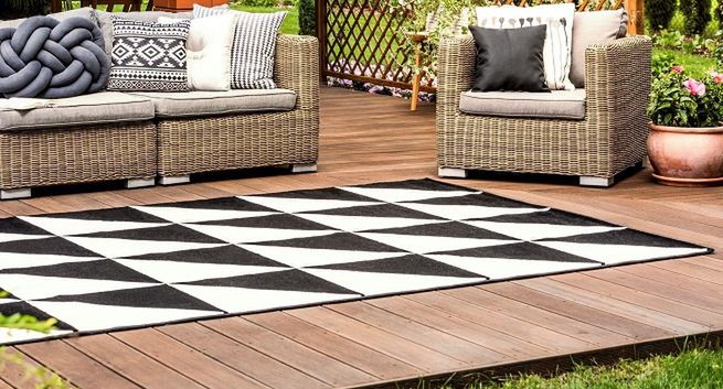 Dywan na taras, balkon czy do altany – jak dopasować model do przestrzeni?