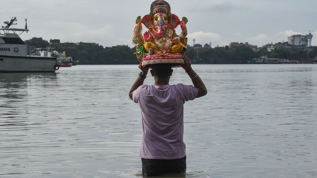 Devotees immerse idols of Lord Ganesh at a Ganges riverside in Kolkata, India, on August 29, 2025, marking the end of the Ganesh Chaturthi festival in the city. (Photo by Debarchan Chatterjee/NurPhoto via Getty Images)