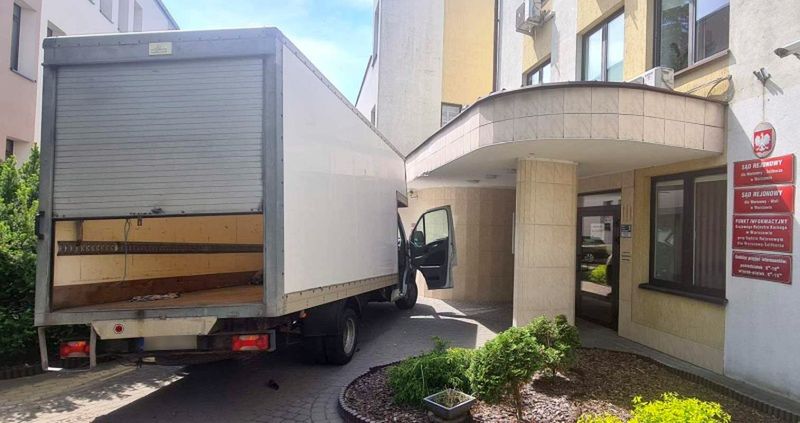 Fot. Licencjodawca. 39-latek wtargnął samochodem na teren sądu na Bemowie