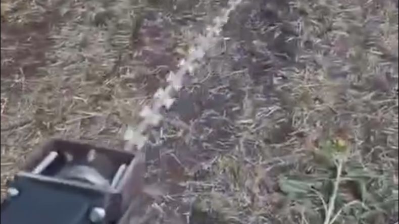 Ruchomy drut żyletkowy jako ochrona przed dronami FPV.