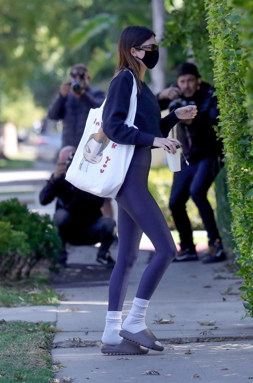 Kendall Jenner w klapkach i skarpetach maszeruje na siłownię w Beverly Hills