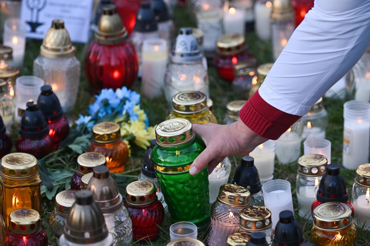 Grzywna za znicze solarne. Ministerstwo mówi, o czym trzeba pamiętać